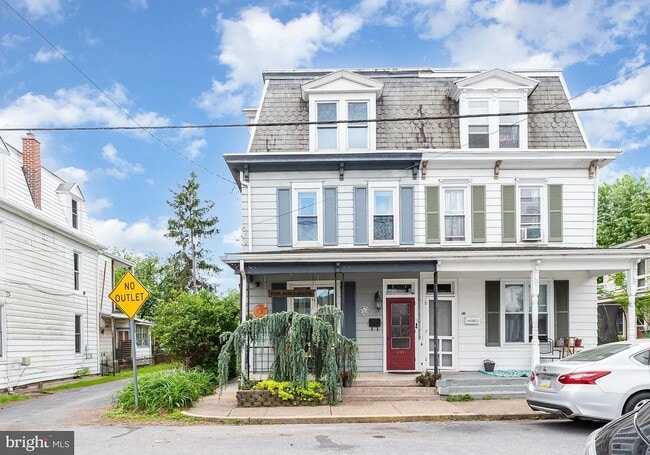 Building Photo - 5 Bedroom, 1.5 Bath in Harrisburg, PA - **Coming Soon!**