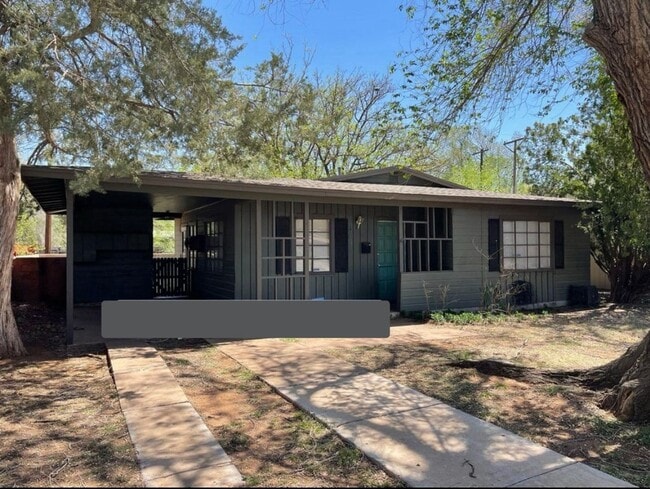 Building Photo - Charming Home Available June 15th