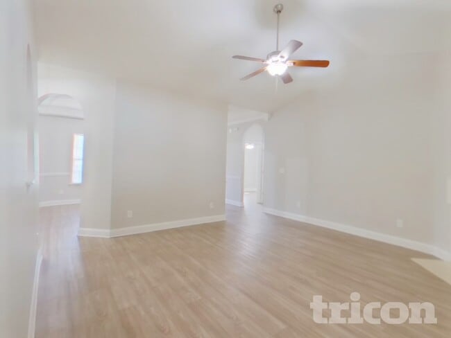 Photo - 2304 Larkspur Ln