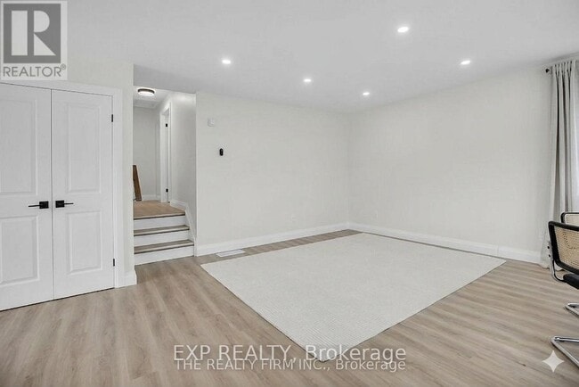 Photo - 270 Highview Crescent