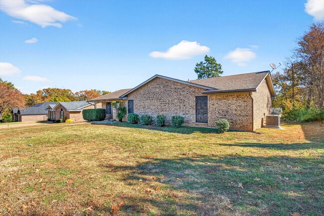 Photo - 3014 Jennifer Ave