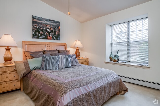 2BR, 1BA - 1,050SF - Bedroom