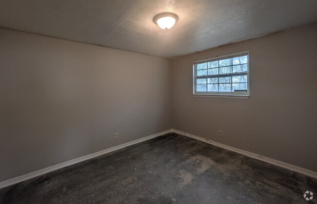 Building Photo - "Cozy 2-Bed, 1-Bath Haven in the Heart of ... Unit 2 Rental