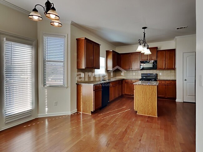 Photo - 687 Ivy Chase Loop