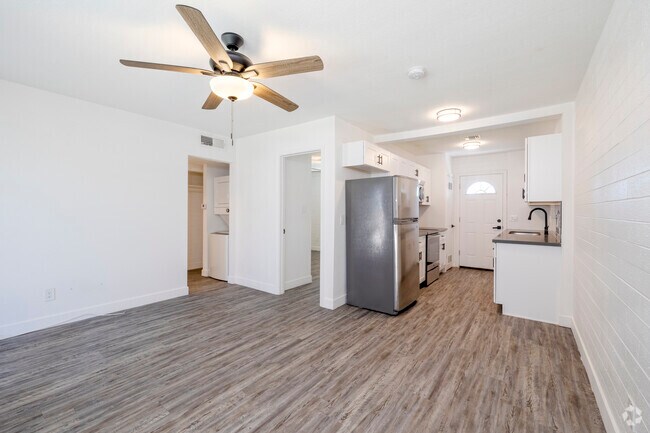 1BR, 1BA - 600SF - Living Room