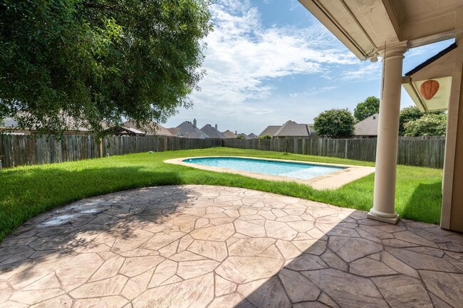 Building Photo - Stunning Home with Backyard Pool Oasis