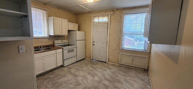 ** MOVE IN SPECIAL**
First-Floor Unit with Hardwood Floors & Spacious Living Areas