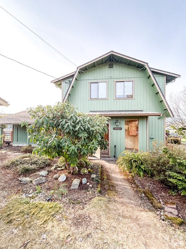 Building Photo - 3BD with Sunroom on 2 Acres Rental