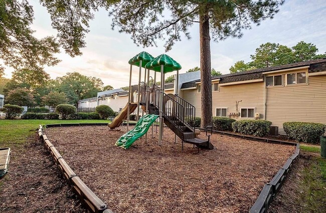 Patio de juegos - Turlington Oaks Apartments