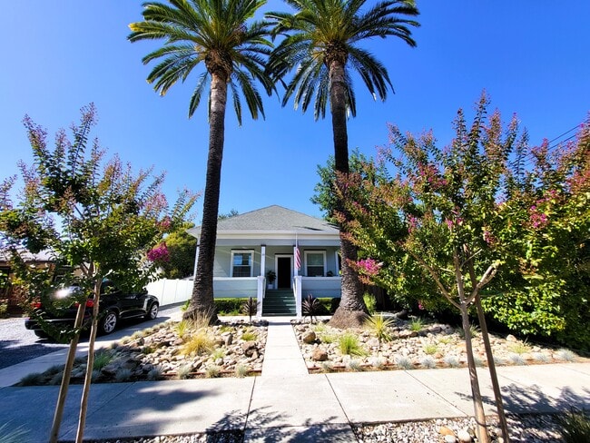 Building Photo - 119 Commercial St