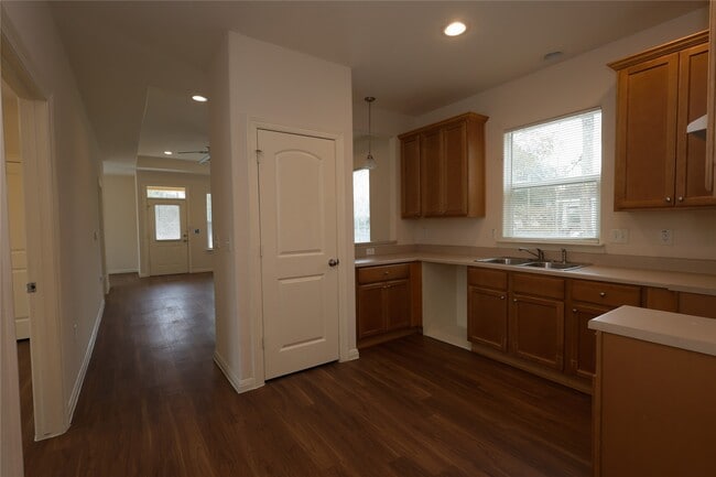 Photo - 995 Ewing St