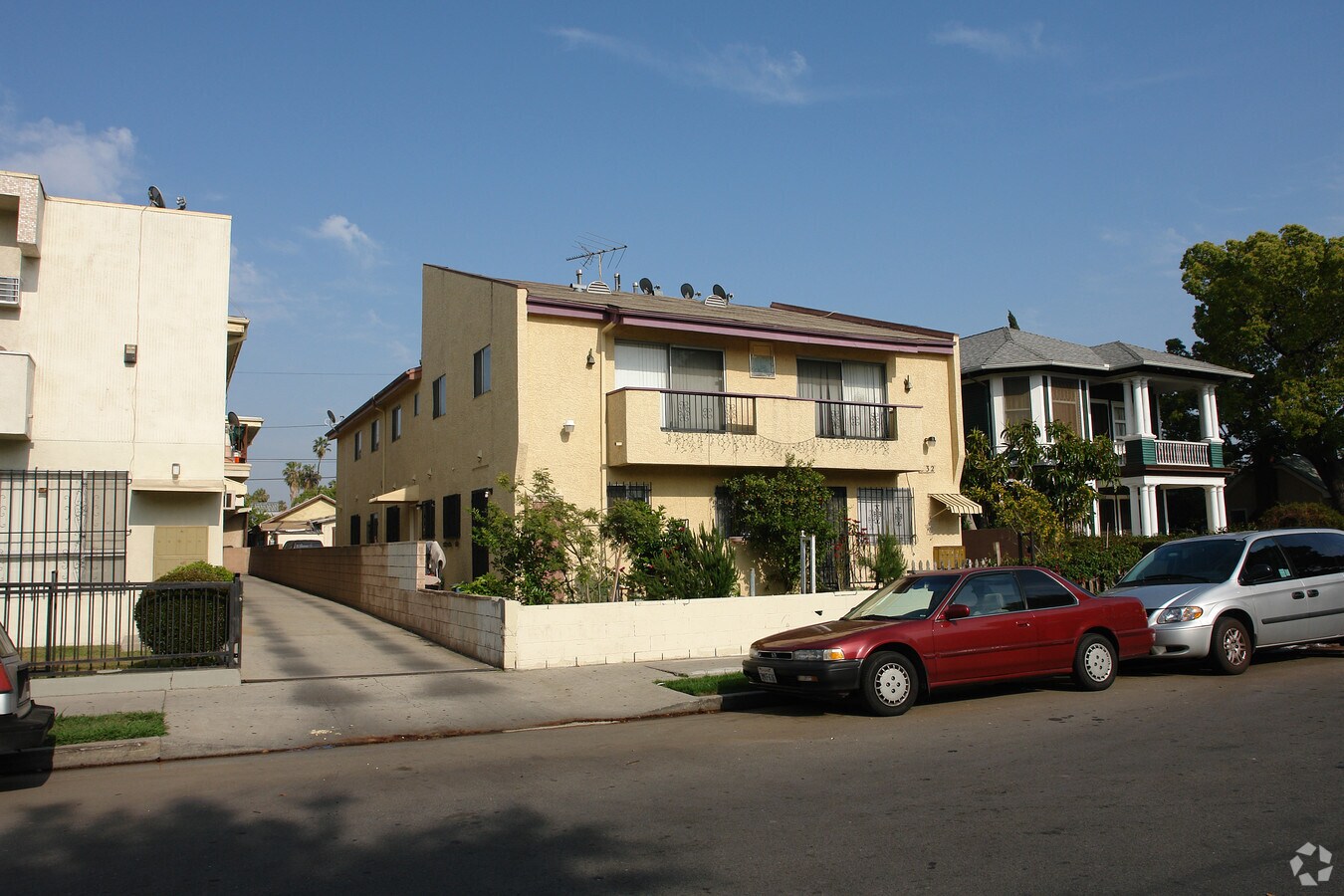 Photo - 732 N Kingsley Dr Apartments