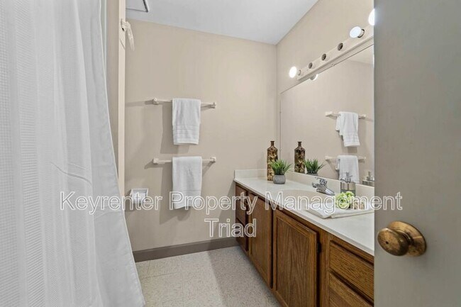 Photo - 211 McIver St