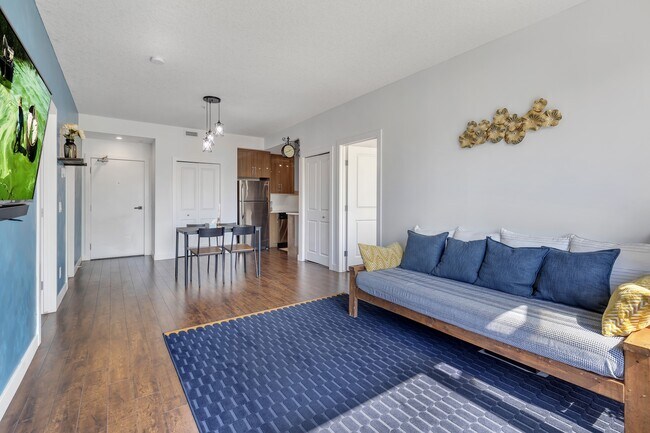 Photo - 607 17 Av NW Unit 205