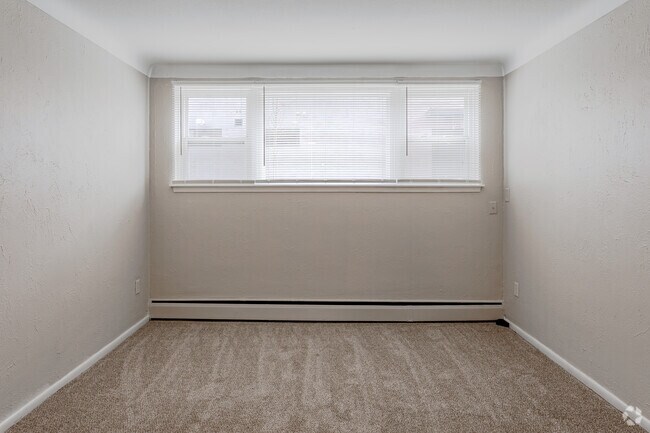 1BR, 1BA - 800 SF