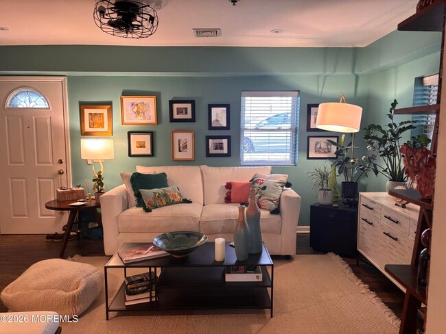 Building Photo - 17 Seaview Ave Unit 8