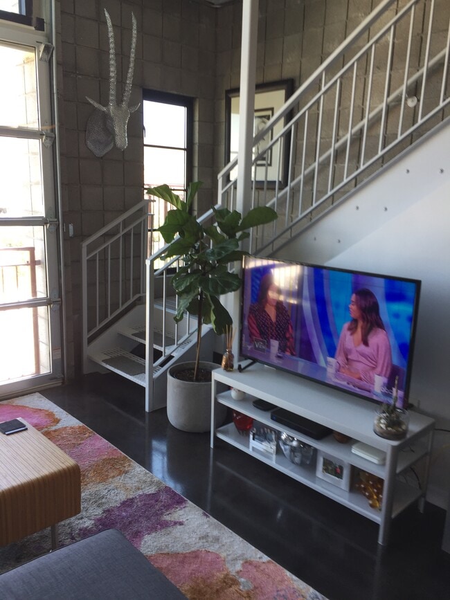 Building Photo - 360 Broadway