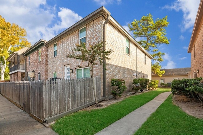 Photo - 811 Threadneedle St Unit True