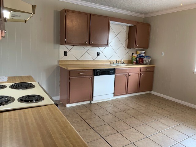 Kitchen - 137 Lullwood Dr