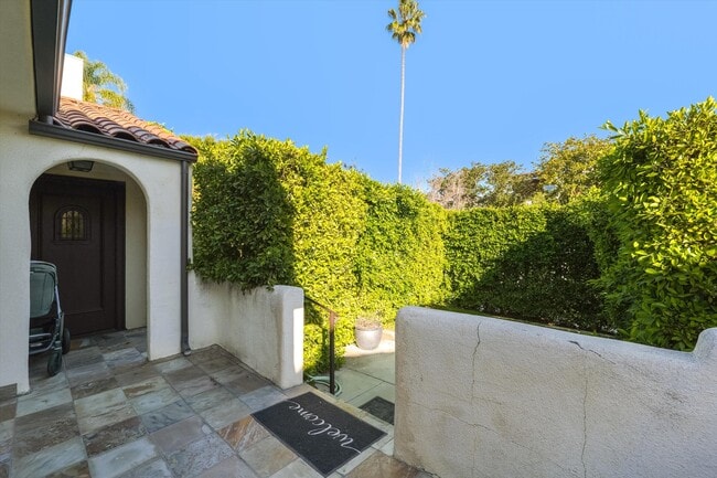 809 N La Jolla Ave