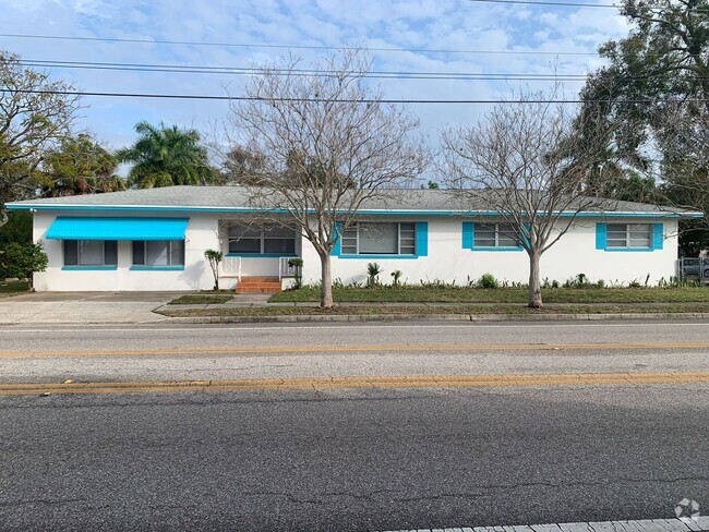 Building Photo - 4 Bedroom 2 Bath Spacious Home