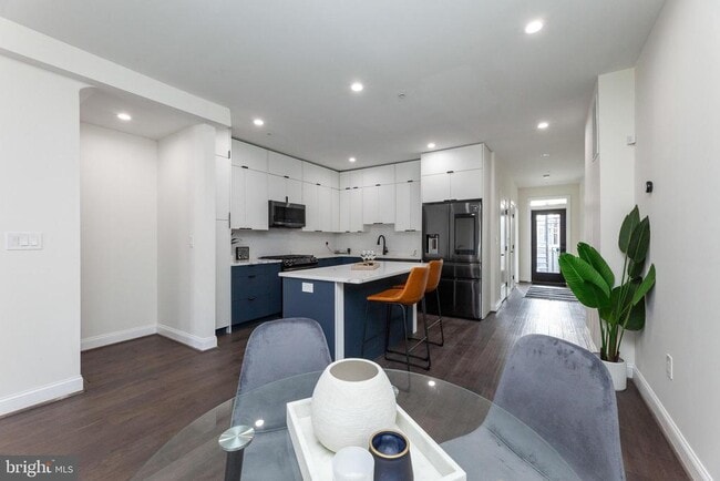 Photo - 734 Kenyon St NW Unit 2