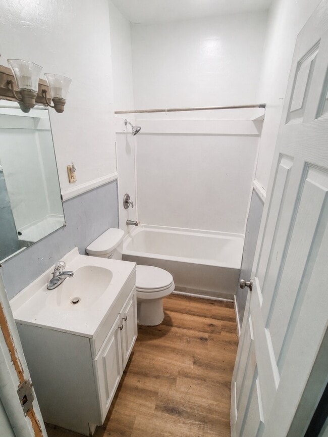 Photo - 636 W 17th St Unidad #2