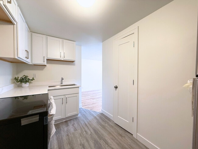 Photo - 29222 Grand River Ave Unidad #5