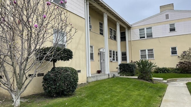Building Photo - 2471 Silver Lake Blvd Unit 2471-B Rental