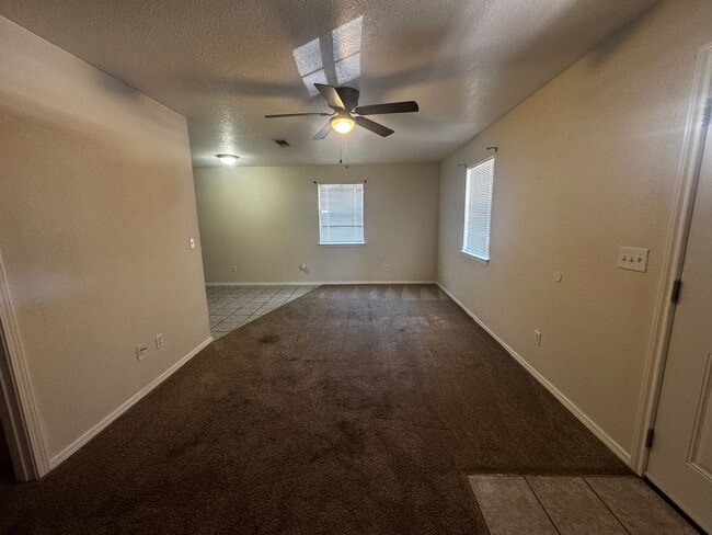 Building Photo - Madill OK Triplex 3/2 Unit B
