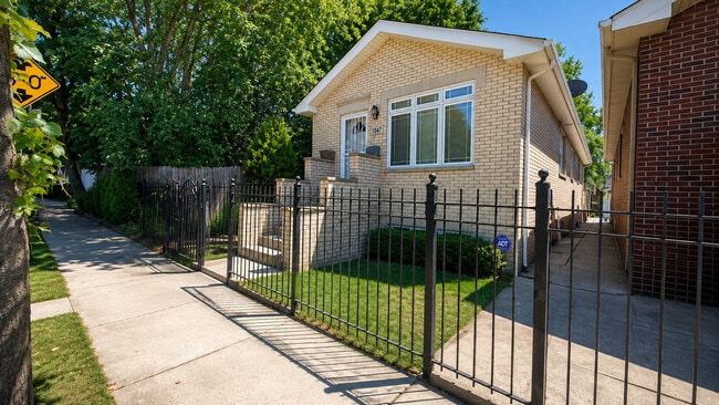 Photo - 419 W Root St