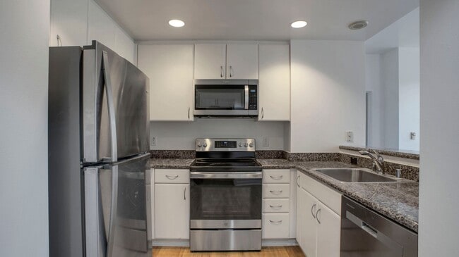 Photo - 250 King St Unit King