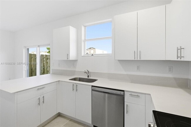 Building Photo - 2705 SE 25th Ave