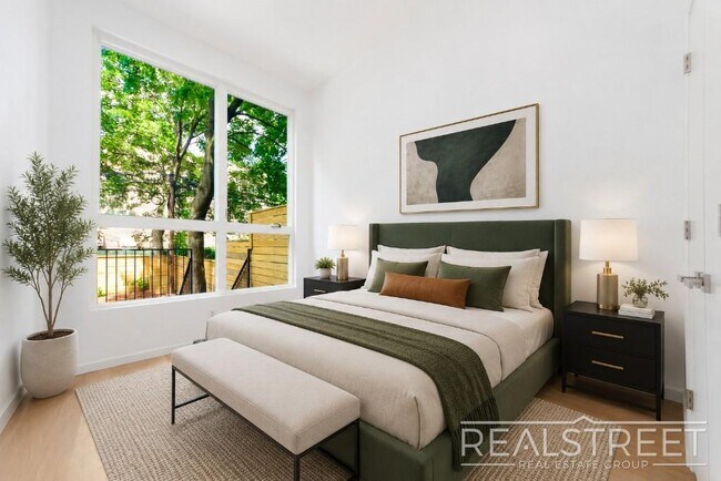 Photo - Three Bedroom Duplex w. Backyard. Unidad 1