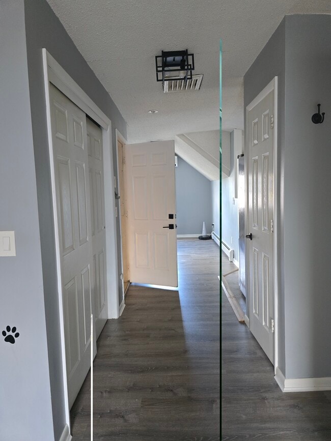 Hallway: bedroom to Livingroom