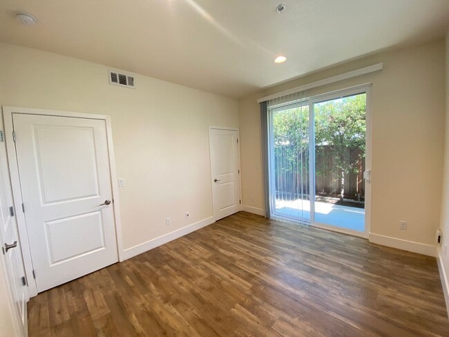 Photo - 103 Jacobs Ln Unidad 103 Jacobs Lane