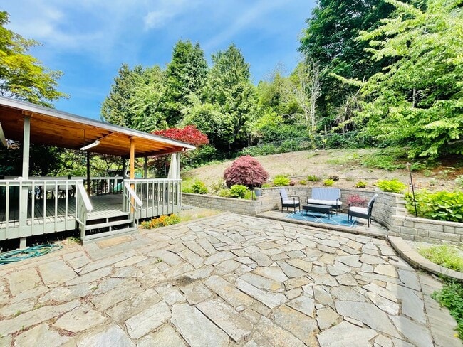 Photo - Beautifully Renovated 5 Bedroom House with Large Yard!