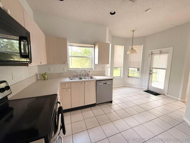 12077 Sunset Point Cir