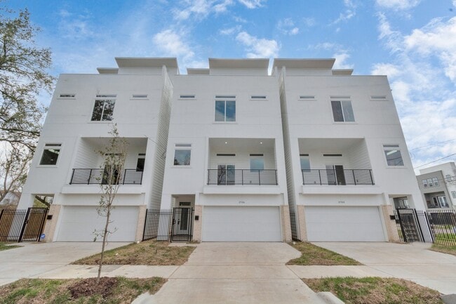 Building Photo - 2706 Dennis St