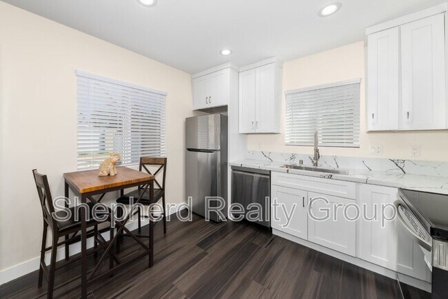 Photo - 130 N Lark Ellen Ave