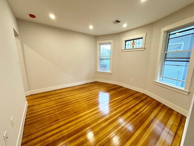 Photo - 147 E Cottage St