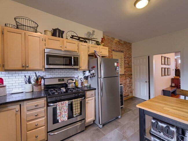 Photo - Large 3 Bedroom in Midtown