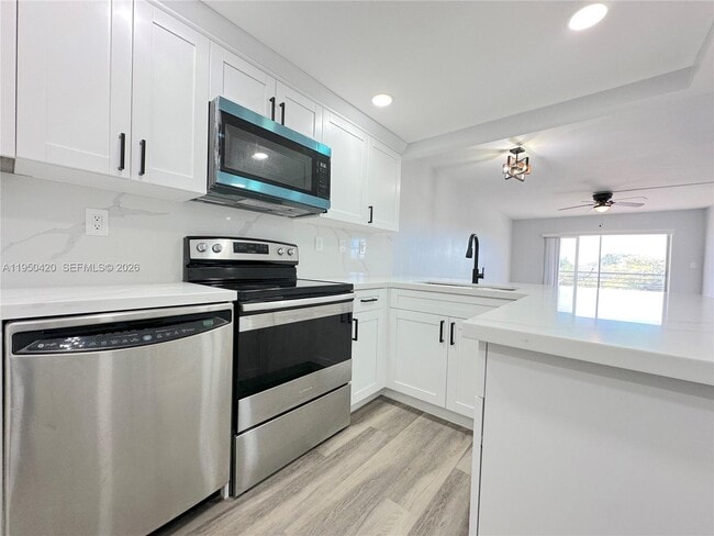 Photo - 3110 N Pine Island Rd Unidad 408