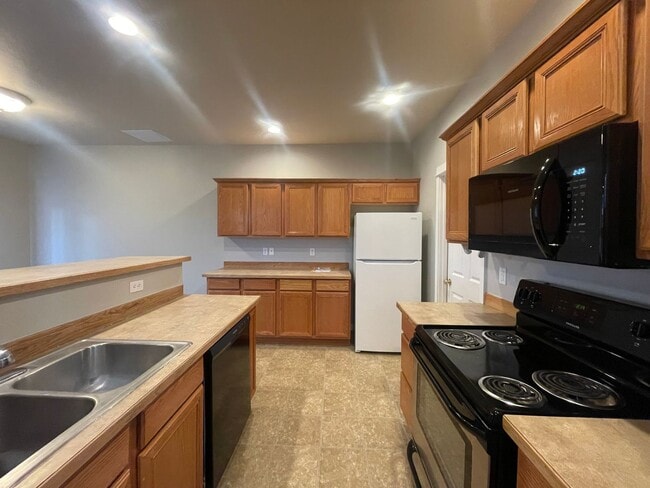 Photo - BEAUTIFUL 3 BEDROOM AND 2.5 BATHROOM TOWNHOUSE IN SOUTHWEST REDMOND! Unit 2614