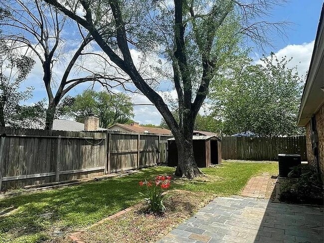 Building Photo - 7622 Bubbling Spring Ln Rental