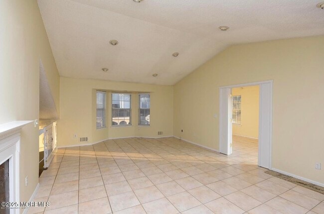 Photo - 48 Tulip Ln