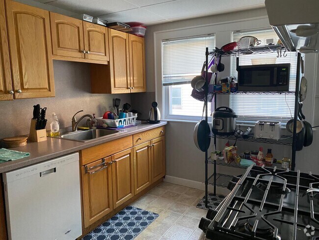 Building Photo - 76 Endicott Ave Unit 2 Rental