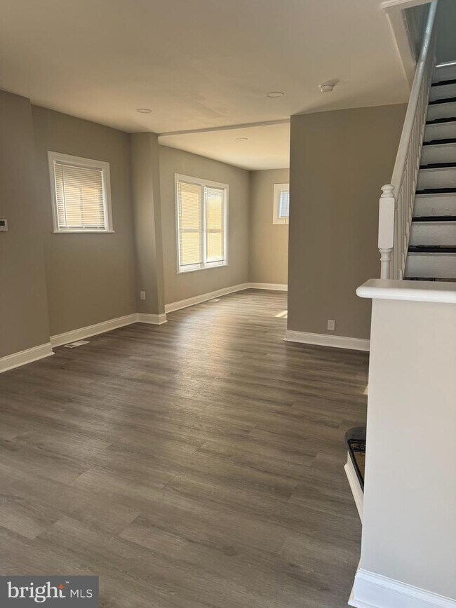 Photo - 1945 W Airdrie St