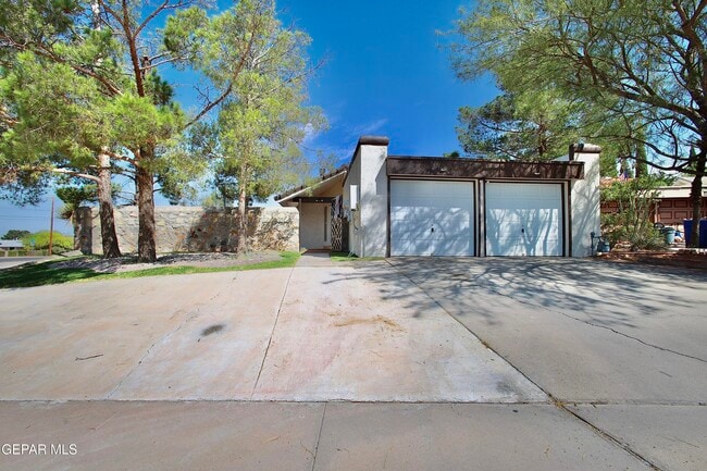 Building Photo - 901 Tepic Dr