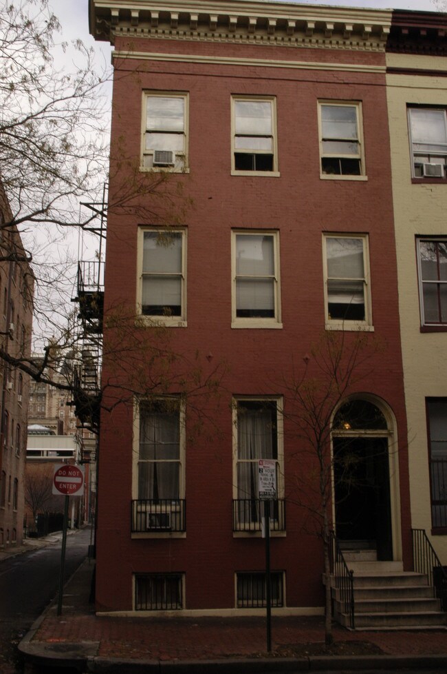 10 E Read St